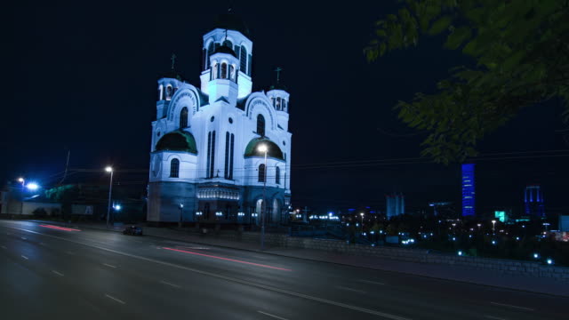 Las-luces-del-automóvil-cerca-de-la-iglesia-en-Yekaterinburg-de-la-sangre-en-el-lapso-de-tiempo-la-noche-4k