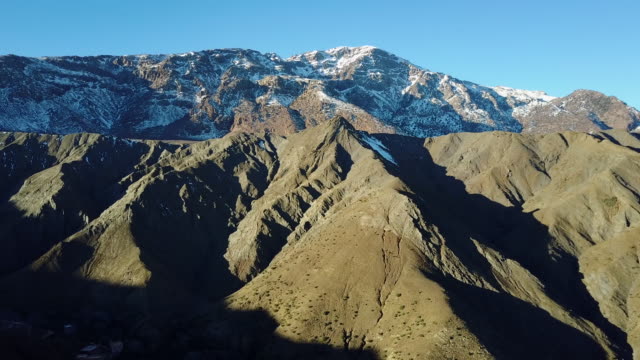 Drohnenflug-mit-herrlichen-Berglandschaft-in-Marokko