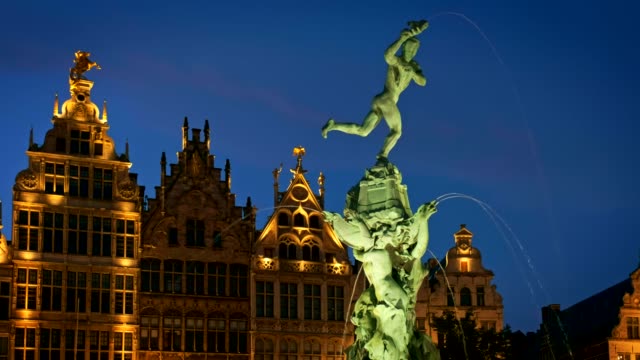 Antwerpen-berühmten-Brabo-Statue-und-Brunnen-in-der-Nacht