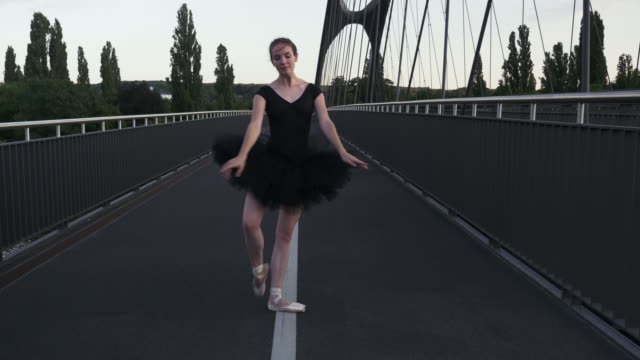 Ballett-Tänzerin-anmutig-gehen-und-tanzen-auf-der-Straße