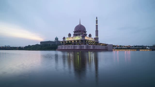 4-k-Sonnenaufgang-am-Putra-Mosque,-Putrajaya.