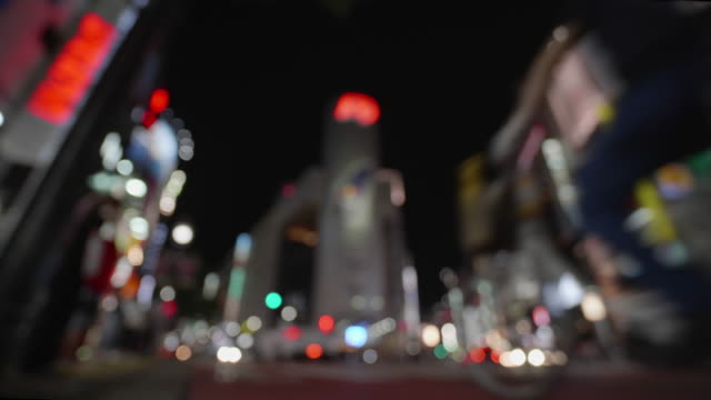 Zeitraffer---Nachtlandschaft-an-der-Dogenzaka-Kreuzung-in-Shibuya-(Soft-Fokus)