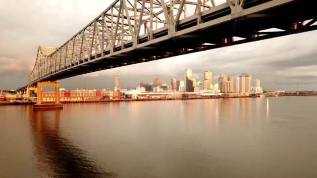 New-Orleans-Luftaufnahme-unter-Deck-Autobahnbrücke-über-den-Mississippi-River