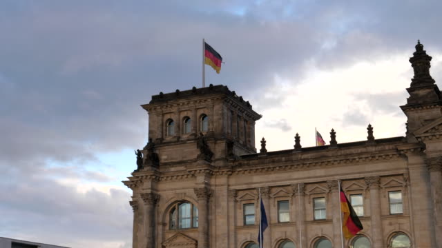 close-up-pan-of-the-reichstag-building-in-berlin,-germany