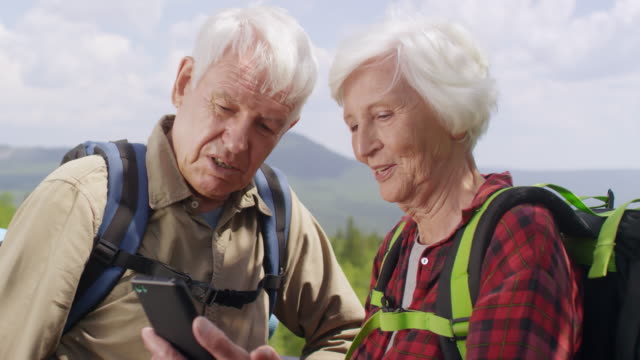Senior-Wanderer-Check-Route-auf-Smartphone