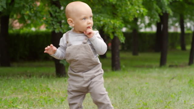 Bebé-quisquilloso-Toddling-en-Parque