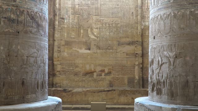 Interieur-von-Dendera-Tempel-oder-Tempel-der-Hathor.-Ägypten.-Dendera,-Denderah,-ist-eine-kleine-Stadt-in-Ägypten.-Dendera-Tempel-Komplex,-eine-der-besterhaltenen-Tempelanlagen-aus-alten-Oberägypten.