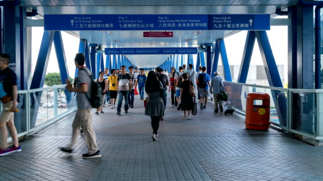 4K-Time-Lapse-Video-der-Fußgänger-krähte-in-Hong-Kong-Ferry-pier