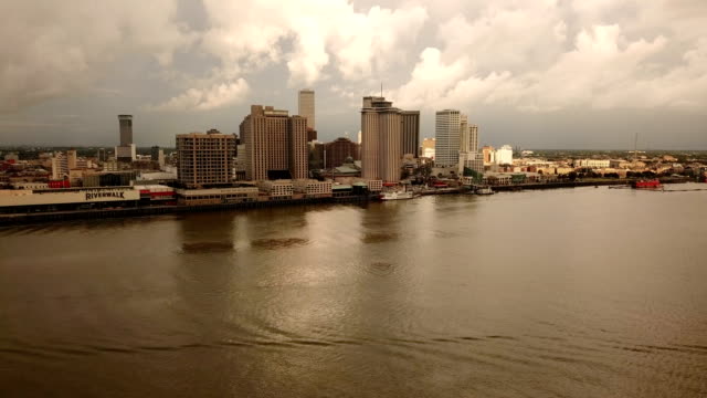 New-Orleans-Antenne-über-den-Mississippi-River-in-der-Innenstadt-am-Wasser