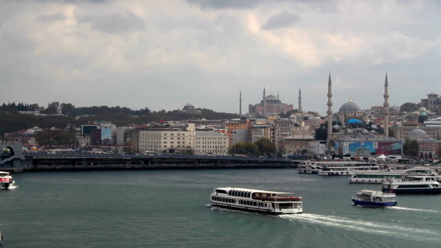 Istanbul-Golden-Horn,-Eminonu,-puente-de-Gálata.-Vista-panorámica