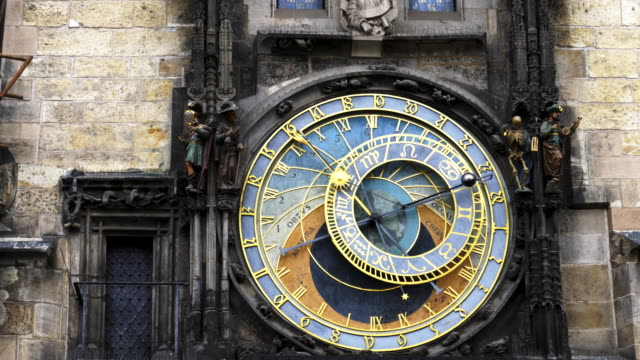 auf-dem-Zifferblatt-die-astronomische-Uhr-in-Prag-vergrößern