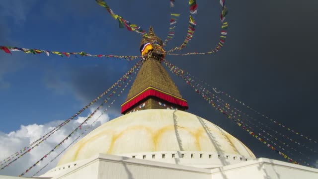 Gebetsfahnen-im-Wind-auf-der-Boudhanath-Stupa.-Nepal