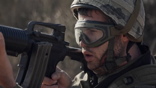 Israelischer-Soldat-sein-Gewehr-zu-zeigen-und-den-Scanbereich---Nahaufnahme