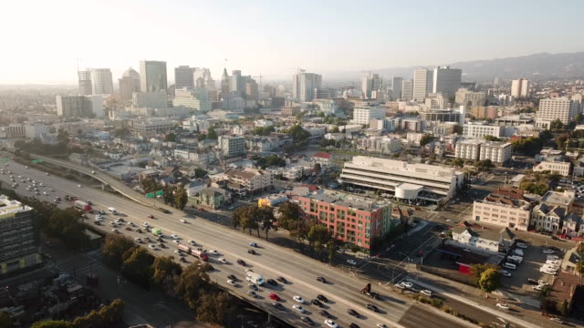 Vista-aérea-buscando-Eastinto-el-horizonte-de-la-ciudad-de-centro-de-la-ciudad-de-Oakland-Califonia