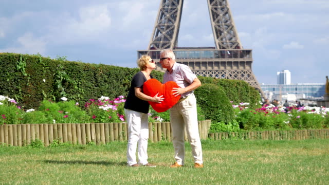 Senior-pareja-besándose-delante-de-Eiffel-torre-en-4-k-lenta-60fps