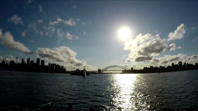 in-Richtung-Sydney-harbour-Bridge-mit-dem-Boot
