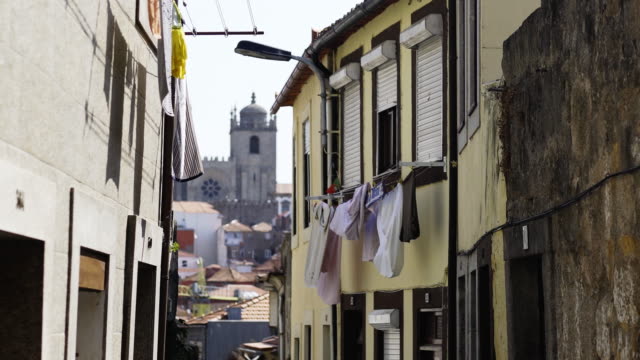 Bunte-Gebäude-auf-typische-Portugal-Straße