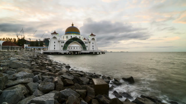 Beautiful-Sunrise-At-Melaka-Straits-Floating-Mosque
