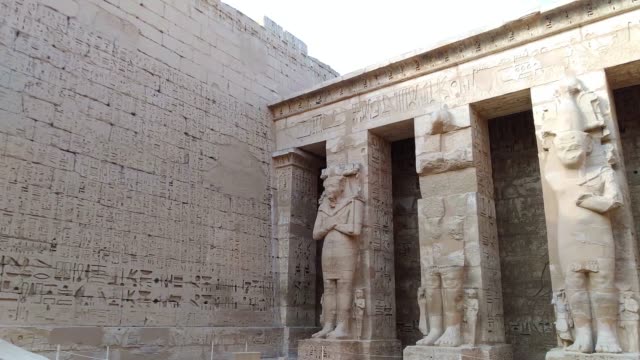 Hermoso-templo-antiguo-de-Medina-Habu.-Egipto,-Luxor.