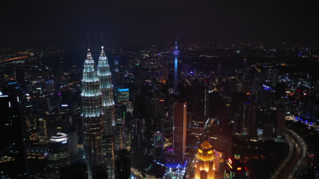 antena-centro-de-paisaje-urbano-de-kuala-lumpur-de-iluminación-de-noche-Malasia-panorama-4k