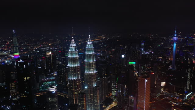 Nacht-Beleuchtung-Kuala-Lumpur-Stadtzentrum-von-berühmten-Türmen-Antenne-Stadtpanorama-4k-Malaysia