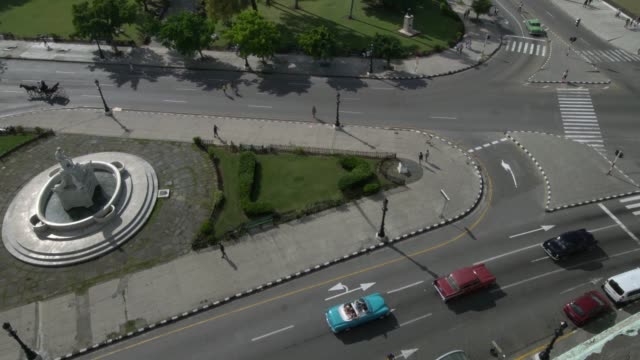 Klassische-amerikanische-Autos-fahren-auf-der-Straße-in-Havanna-von-oben-gesehen