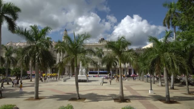 Central-Park-mit-Statue-in-Alt-Havanna,-Kuba