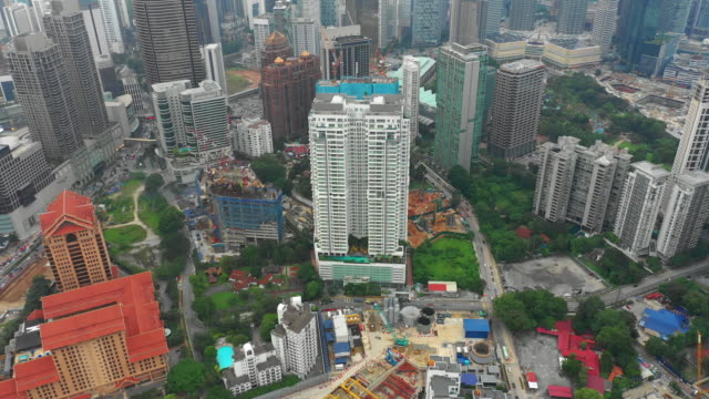puesta-de-sol-hora-Kuala-Lumpur-ciudad-centro-construcción-panorama-aéreo-4k-Malasia