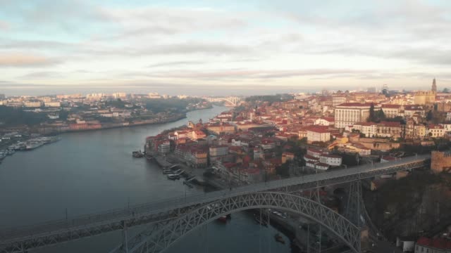 Vista-aérea-de-la-ciudad-de-Oporto-durante-la-puesta-de-sol/amanecer-y-Luis-puente-I