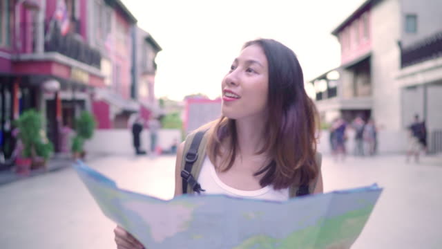 Fröhlich-schönen-jungen-asiatischen-Backpacker-Frau-Richtung-und-auf-der-Suche-auf-Lageplan-unterwegs-in-Chinatown-in-Peking,-China.-Lebensstil-Rucksack-Tourist-Reisen-Urlaub-Konzept.