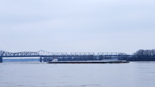 Vista-de-la-barcaza-del-río-Mississippi-en-Memphis