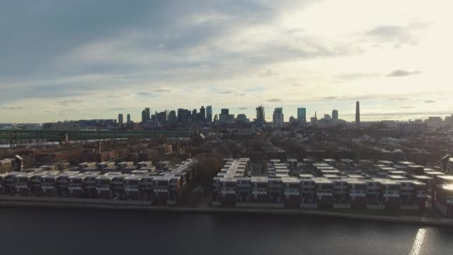 Boston-Skyline-von-North-Aerial-Tilt-Down