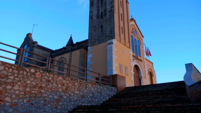 Schöne-alte-Kirche-mit-vier-Glocken-im-Glockenturm-in-der-spanischen-Stadt