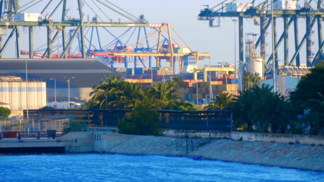 Puerto-de-carga-con-muchas-grúas-en-Valencia,-España