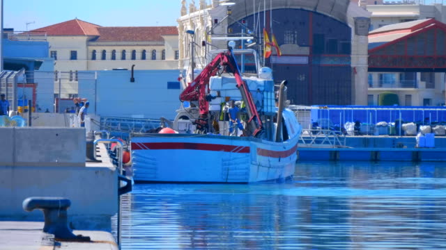 Fischerboot-wird-an-der-Anlegestelle-des-Hafens-von-Valencia,-Spanien,-anlegen
