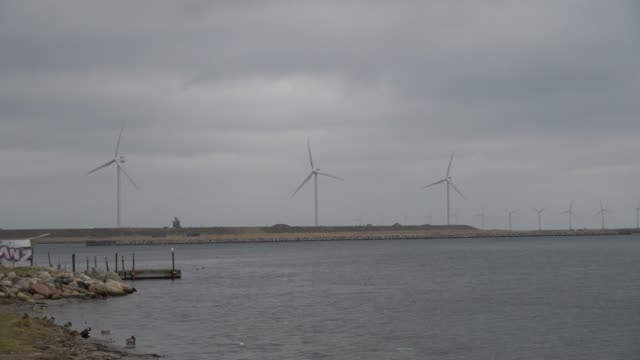 Das-Thema-ist-die-Nettostromerzeugung-und-der-Umweltschutz.-Eine-Reihe-von-Windblättern,-Windkraft-in-der-Ostsee-in-Europa-Dänemark-Kopenhagen-im-Winter