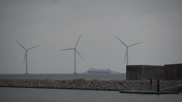 Das-Thema-ist-die-Nettostromerzeugung-und-der-Umweltschutz.-Eine-Reihe-von-Windblättern,-Windkraft-in-der-Ostsee-in-Europa-Dänemark-Kopenhagen-im-Winter