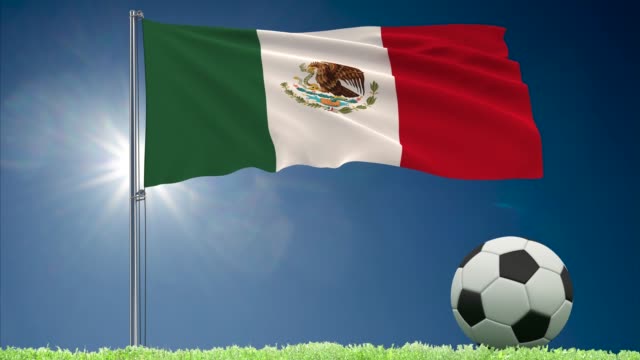 Bandera-de-México-revoloteando-y-rollos-de-fútbol