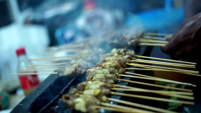 Indonesische-Satay-gegrillt-mit-Flamme-und-Rauch-auf-Street-Food-Basar