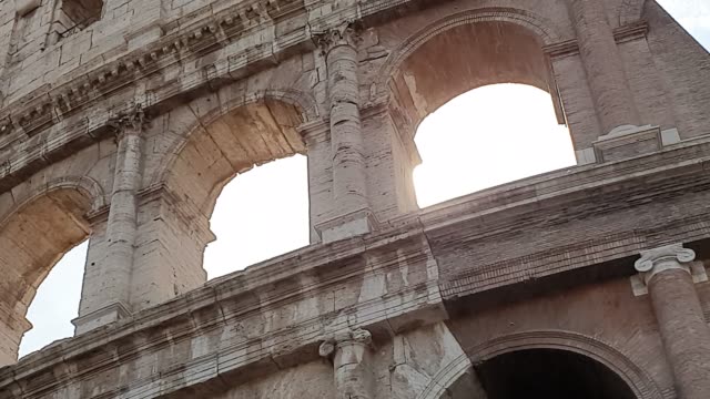 Ein-Sonnenstrahl-durchdringt-die-Bögen-des-Kolosseums-in-Rom,-Italien.