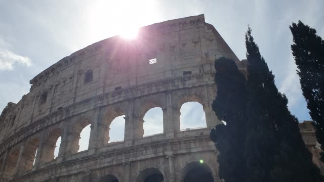 Ein-Sonnenstrahl-durchdringt-die-Bögen-des-Kolosseums-in-Rom,-Italien.