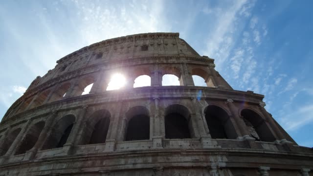 Un-rayo-de-sol-pasa-a-través-de-los-arcos-del-Coliseo-en-Roma,-Italia.