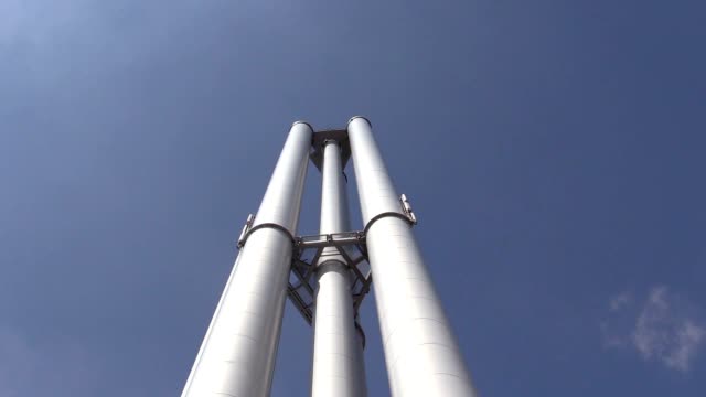 Pipes-von-einer-Fabrik-in-Hamburg-vor-blauem-Himmel