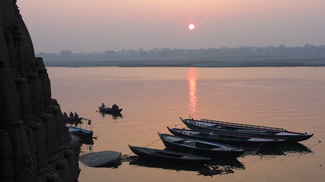 Salida-del-sol-sobre-el-río-Ganges-sagrado-en-varanasí,-Uttar-Pradesh,-India