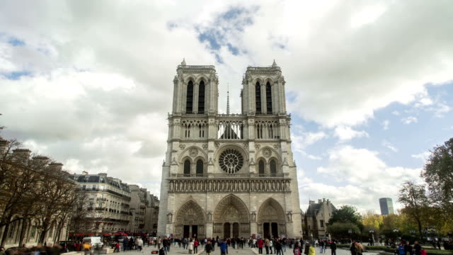 París,-Francia,-20-de-noviembre-de-2014:-Time-lapse-de-los-grandes-y-hermoso-de-la-catedral-de-Notre-Dame-en-París,-Francia.