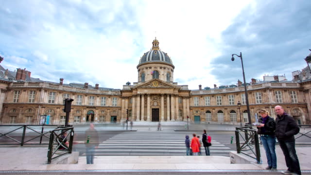 Institute-de-France-in-Paris-from-Pont-des-Arts-timelapse-hyperlapse