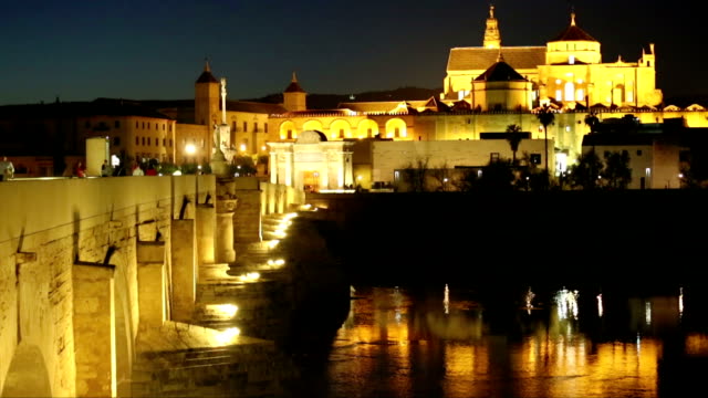 Spanien.---Córdoba.---Römische-Brücke-und-Mezquita-bei-Nacht