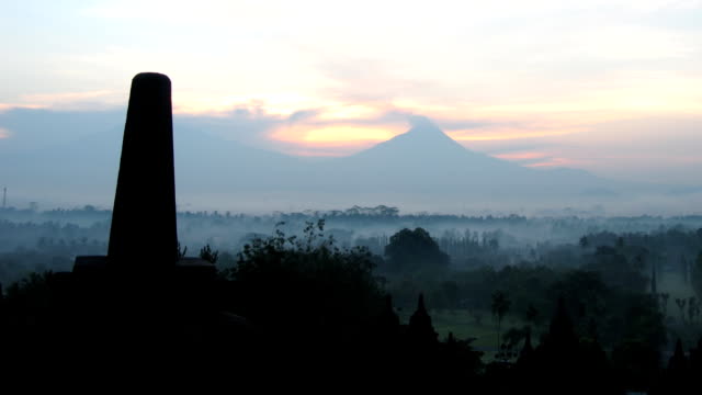 Timelapse-of-sunrise-en-templo-de-Borobudur