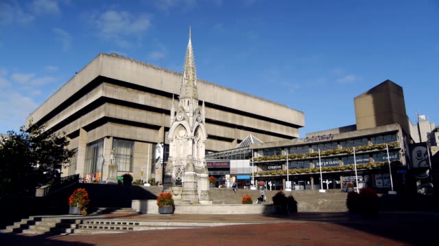 Birmingham,-Inglaterra,-biblioteca-central-y-Chamberlain-Square.
