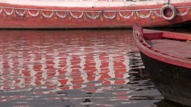 Boote-am-Ganges-in-Heiligen-indischen-Stadt-Varanasi